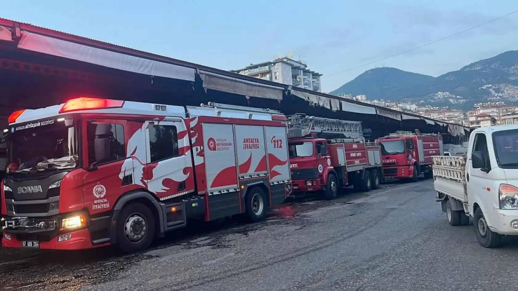 Sebze ve meyve deposunda yangın