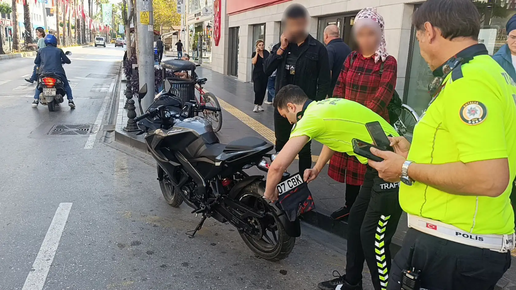 Motosikletin plakasını 'bandana' ile kapattı: 43 bin 149 TL ceza yedi