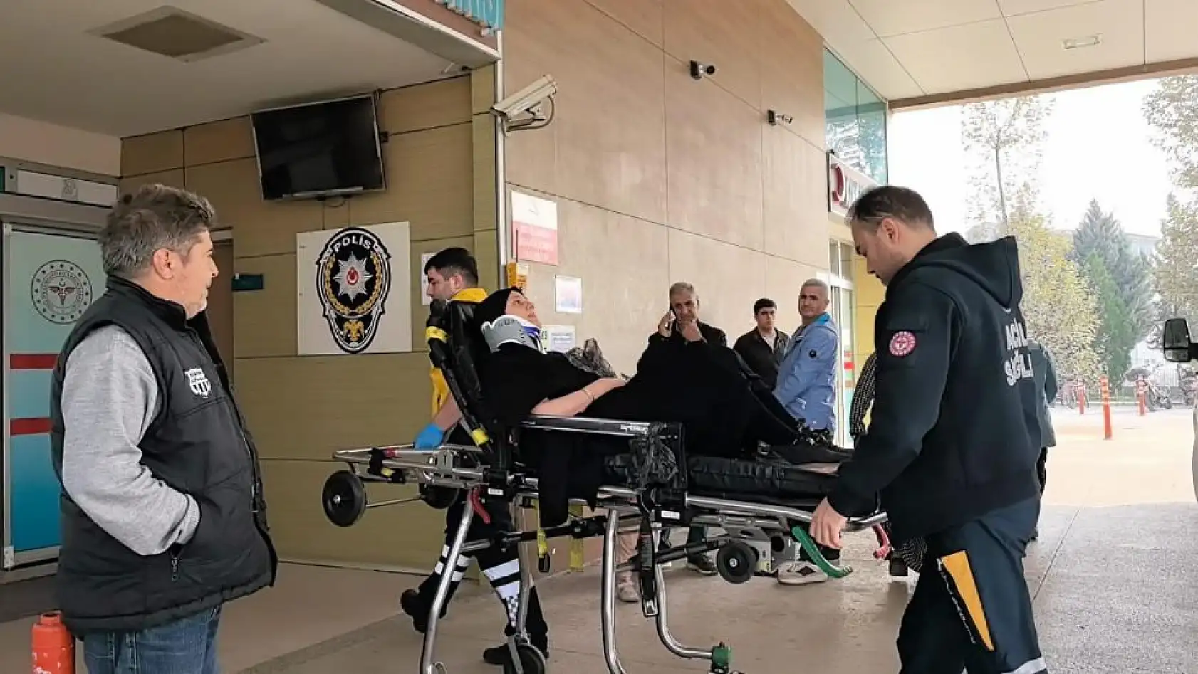 Eşine otomobil kullanmayı öğretirken şarampole uçtular