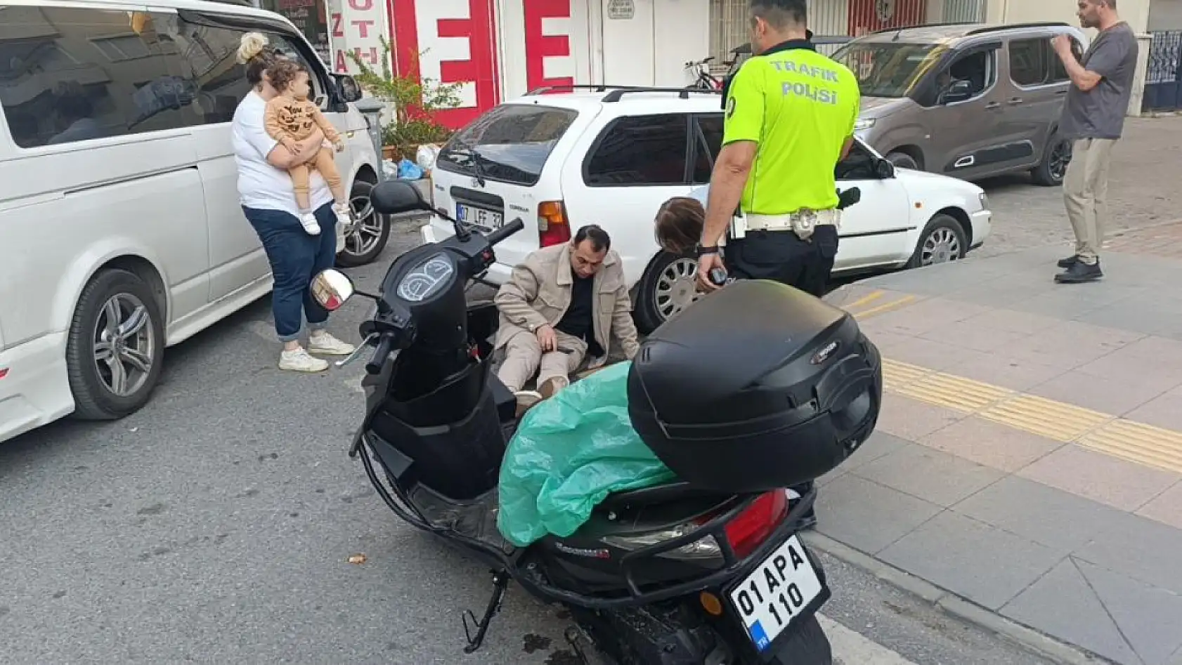 Aynı cadde üzerinde 5 dakika arayla kaza: 2 motosiklet sürücüsü yaralandı