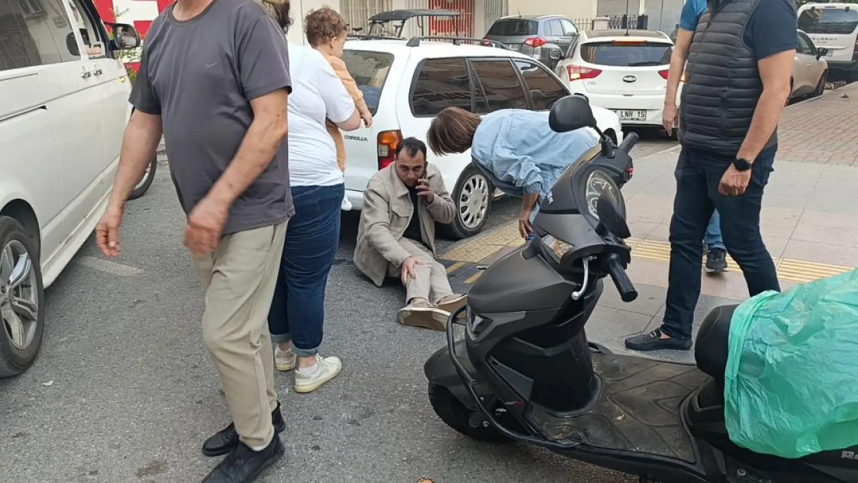 Aynı cadde üzerinde 5 dakika arayla kaza: 2 motosiklet sürücüsü yaralandı