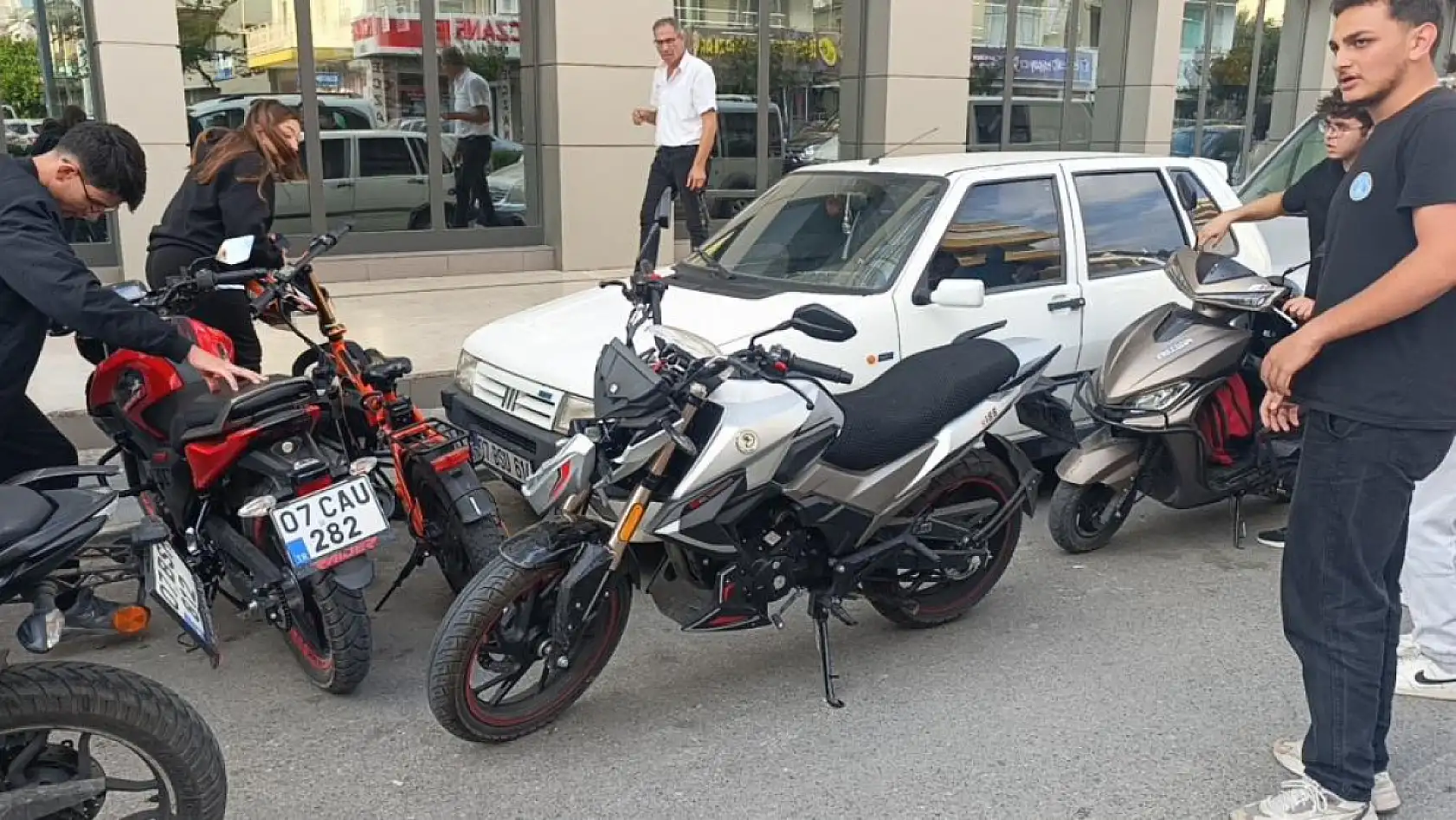 Aynı cadde üzerinde 5 dakika arayla kaza: 2 motosiklet sürücüsü yaralandı