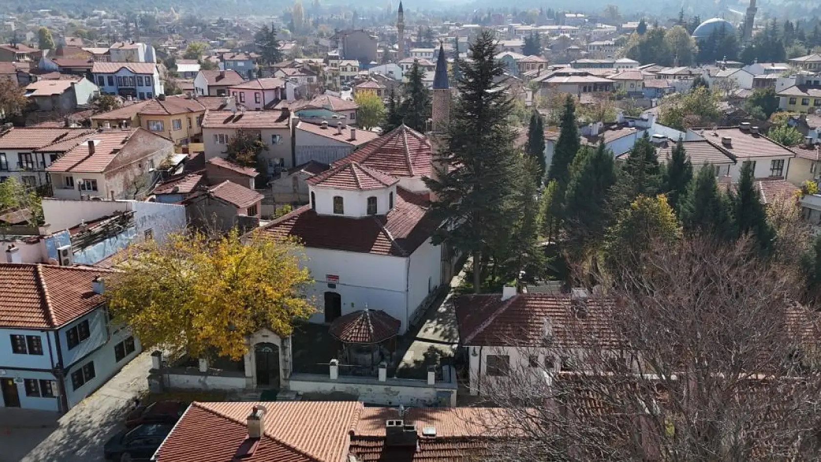 Hamam olarak yapılıp camiye dönüştürülen tarihi yapı 700 yıldır ayakta