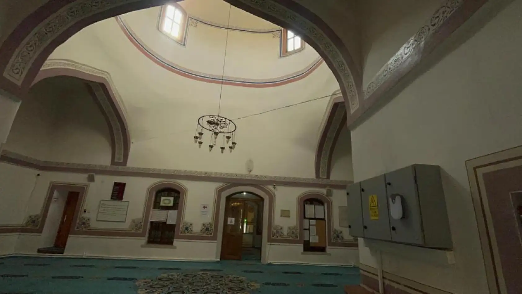 Hamam olarak yapılıp camiye dönüştürülen tarihi yapı 700 yıldır ayakta