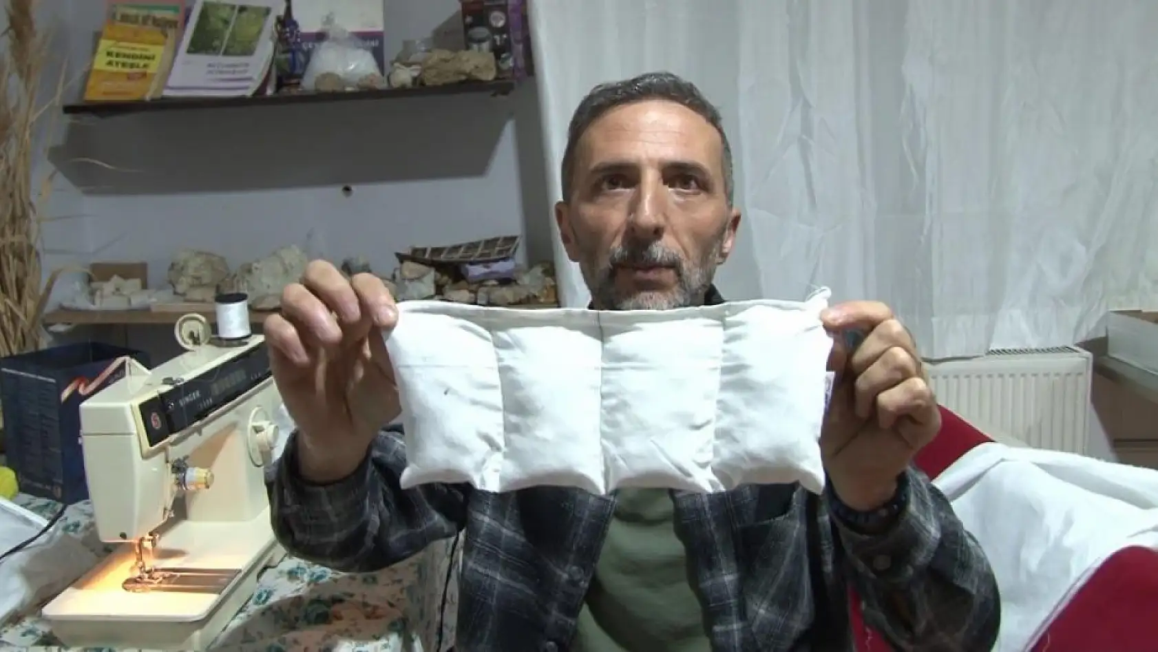 Uyku problemine karşı duyarsız kalamadı, doğal taşları ile radyasyon savar yastık geliştirdi