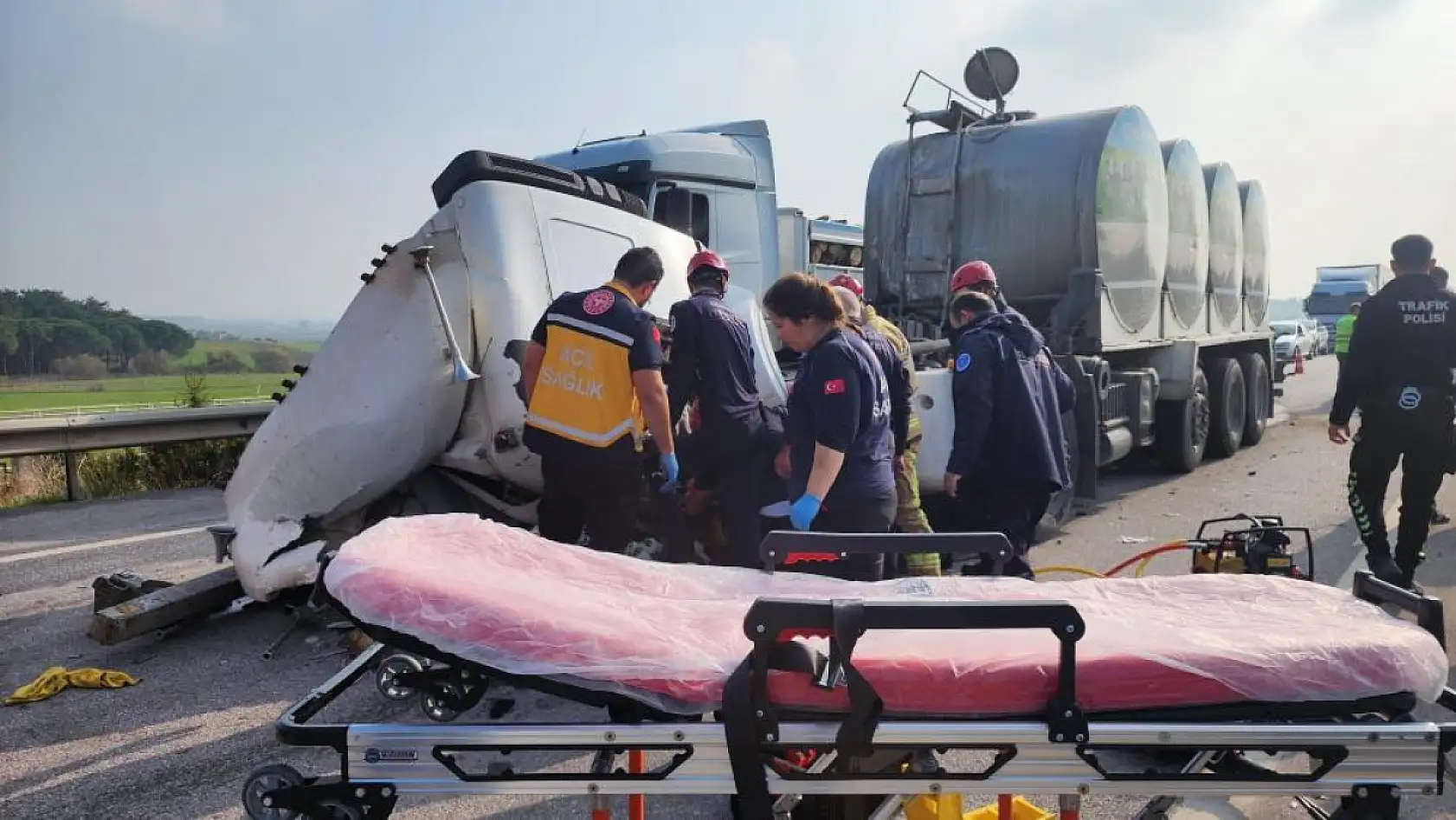 Süt tankeri tıra çarptı: 1 yaralı