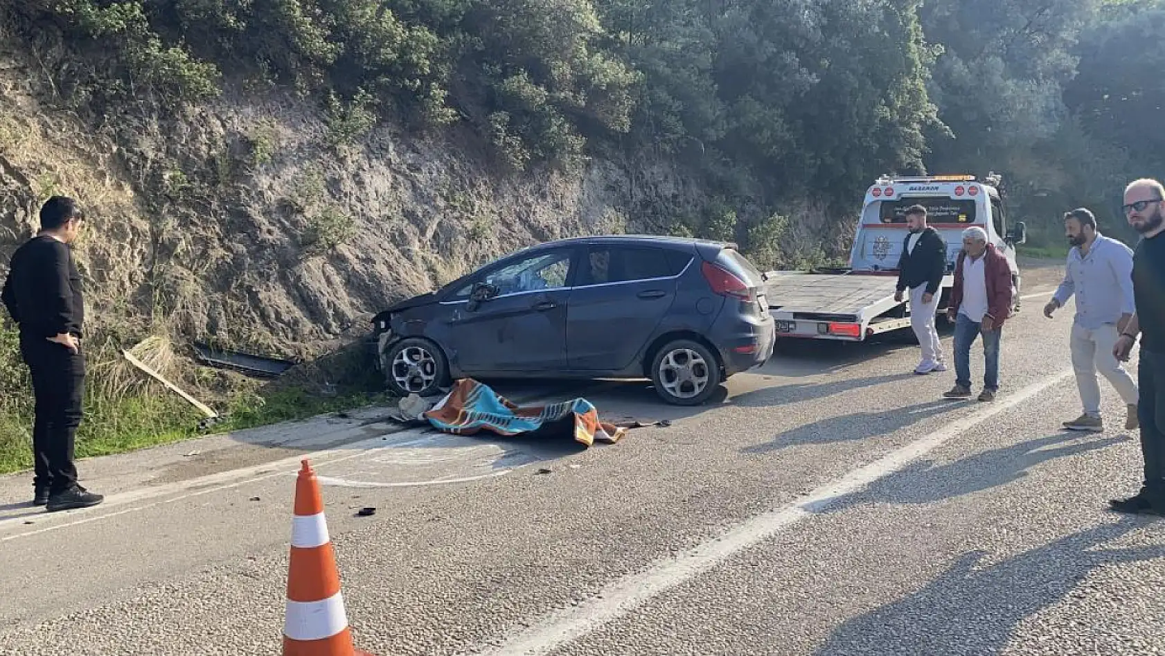 Kayalara çarpan otomobil takla attı, emniyet kemeri sayesinde kurtuldular