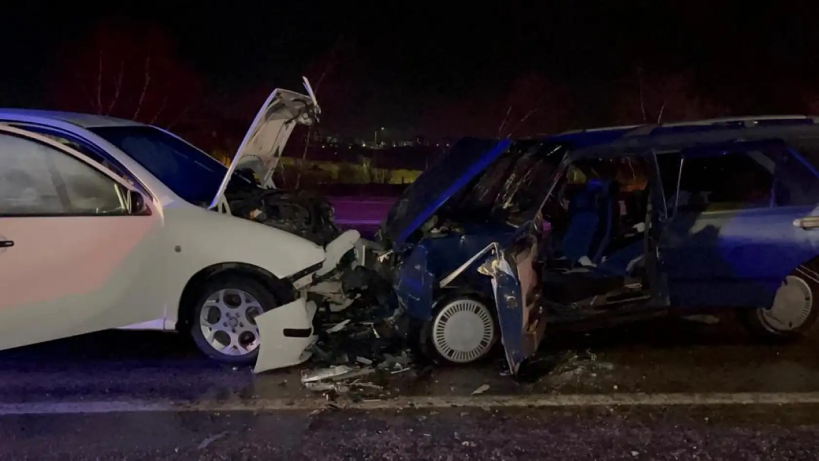 İki araç kafa kafaya çarpıştı: 3'ü çocuk 9 yaralı