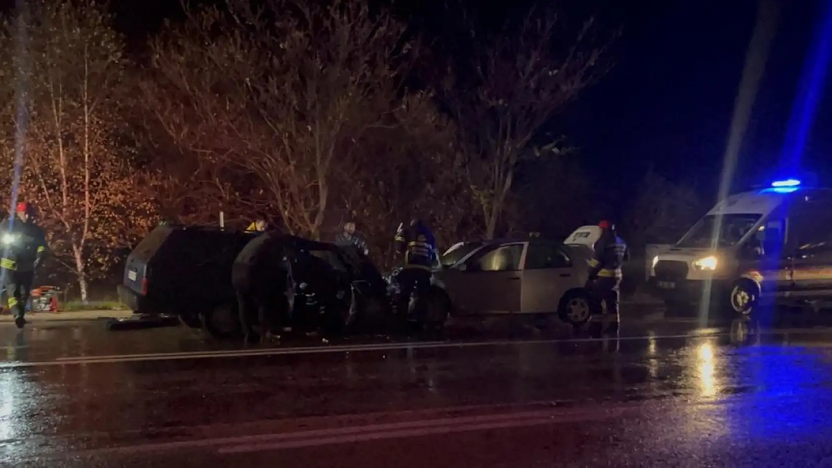 İki araç kafa kafaya çarpıştı: 3'ü çocuk 9 yaralı