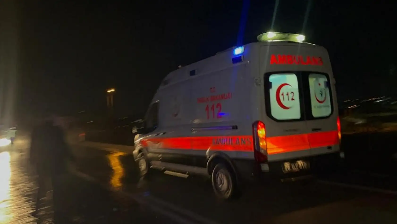 İki araç kafa kafaya çarpıştı: 3'ü çocuk 9 yaralı