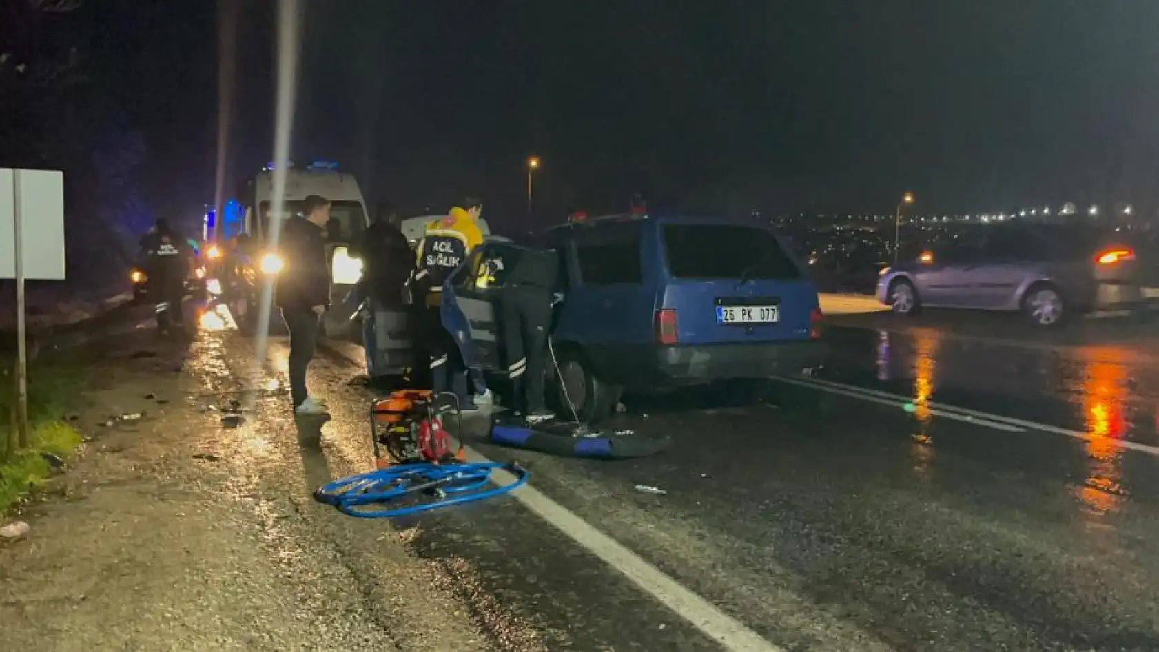 İki araç kafa kafaya çarpıştı: 3'ü çocuk 9 yaralı