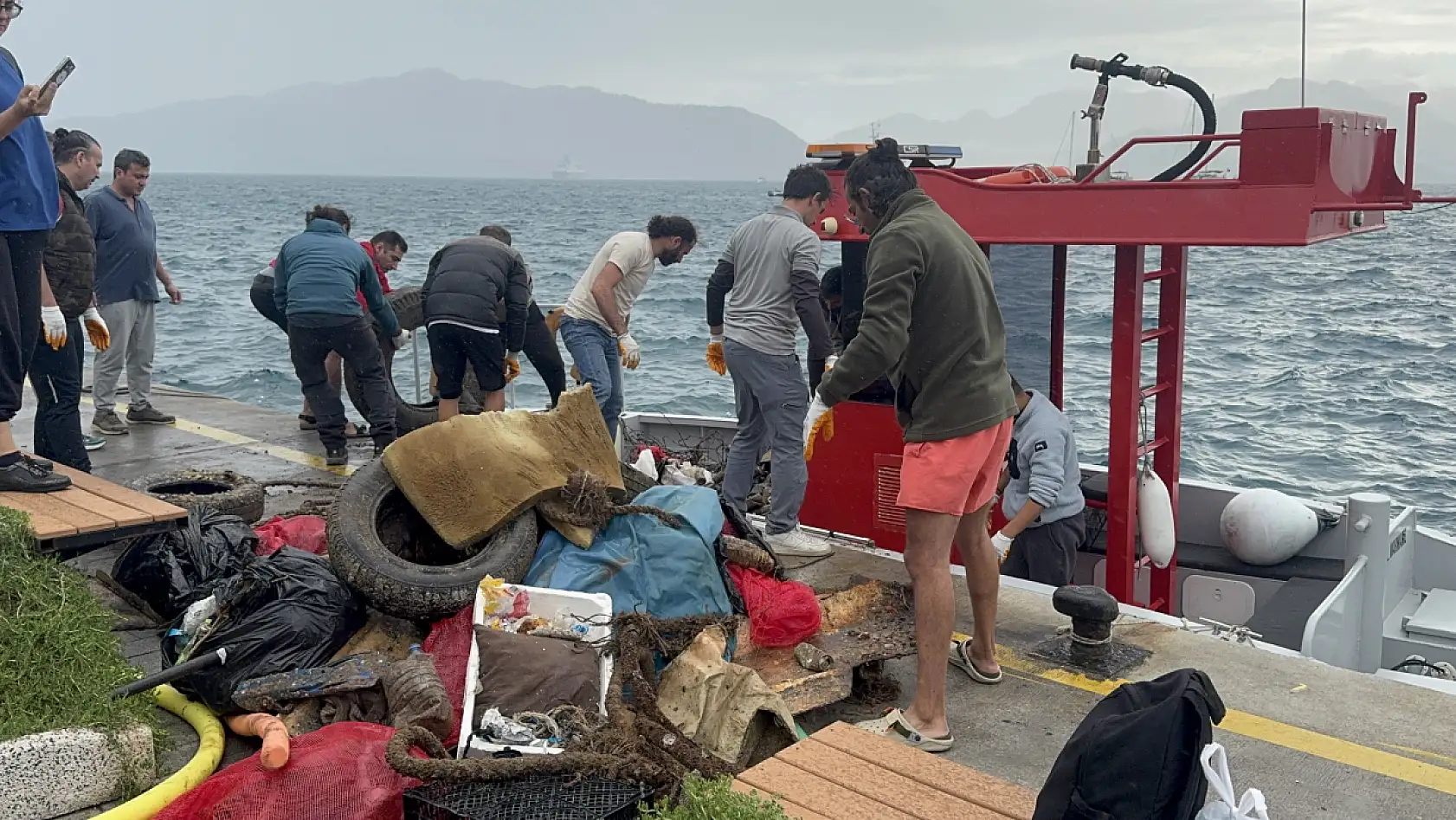 Marmaris'te sezon sonu deniz dibi temizliğinde çıkanlar şaşırttı