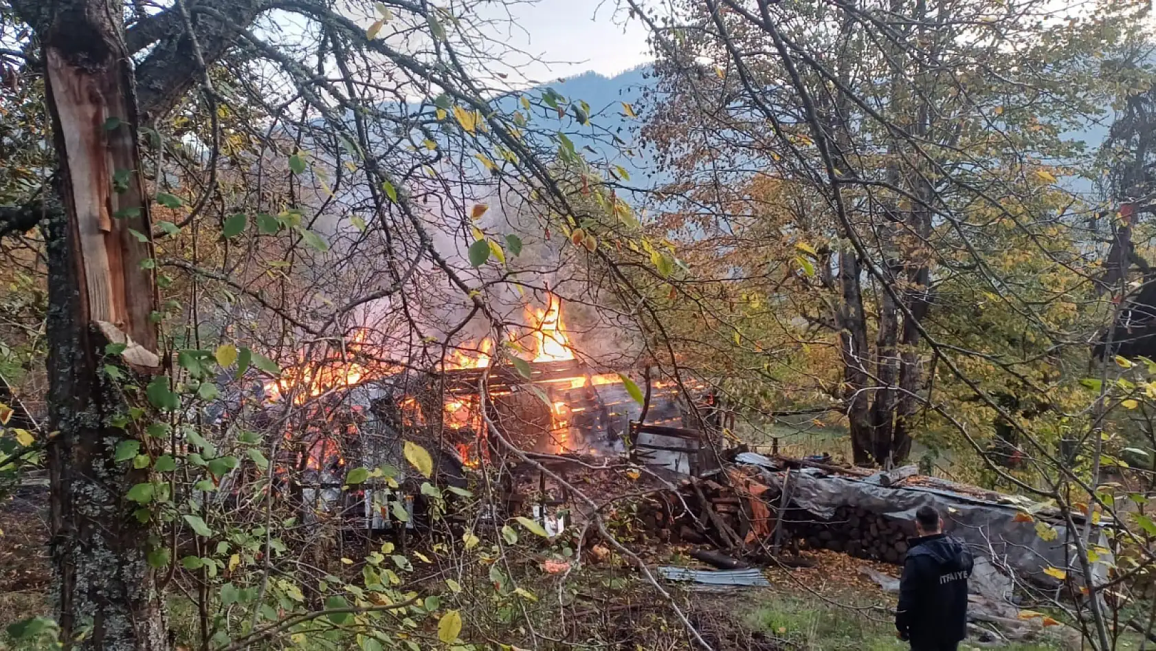 Alevlere teslim olan ahşap evdeki 5 kişi dumandan etkilendi