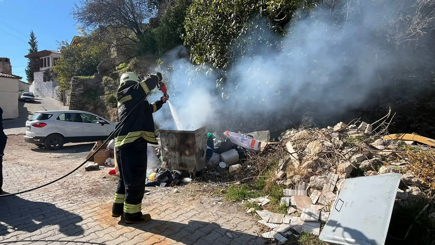 Menteşe'de çöp konteynerinde yangın paniği