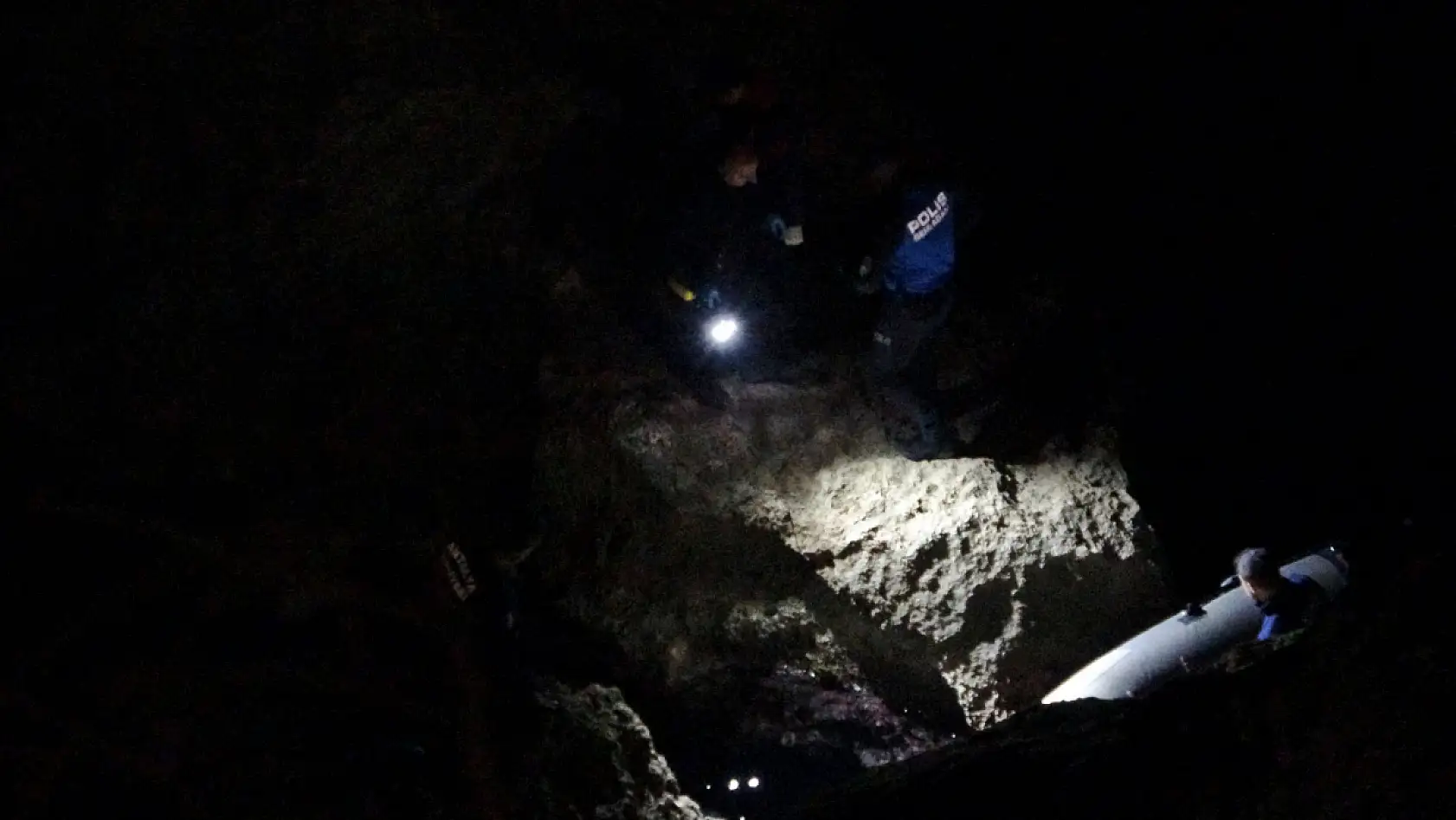 30 metrelik falezlerden kayalık alana düşen genç yaşamını yitirdi