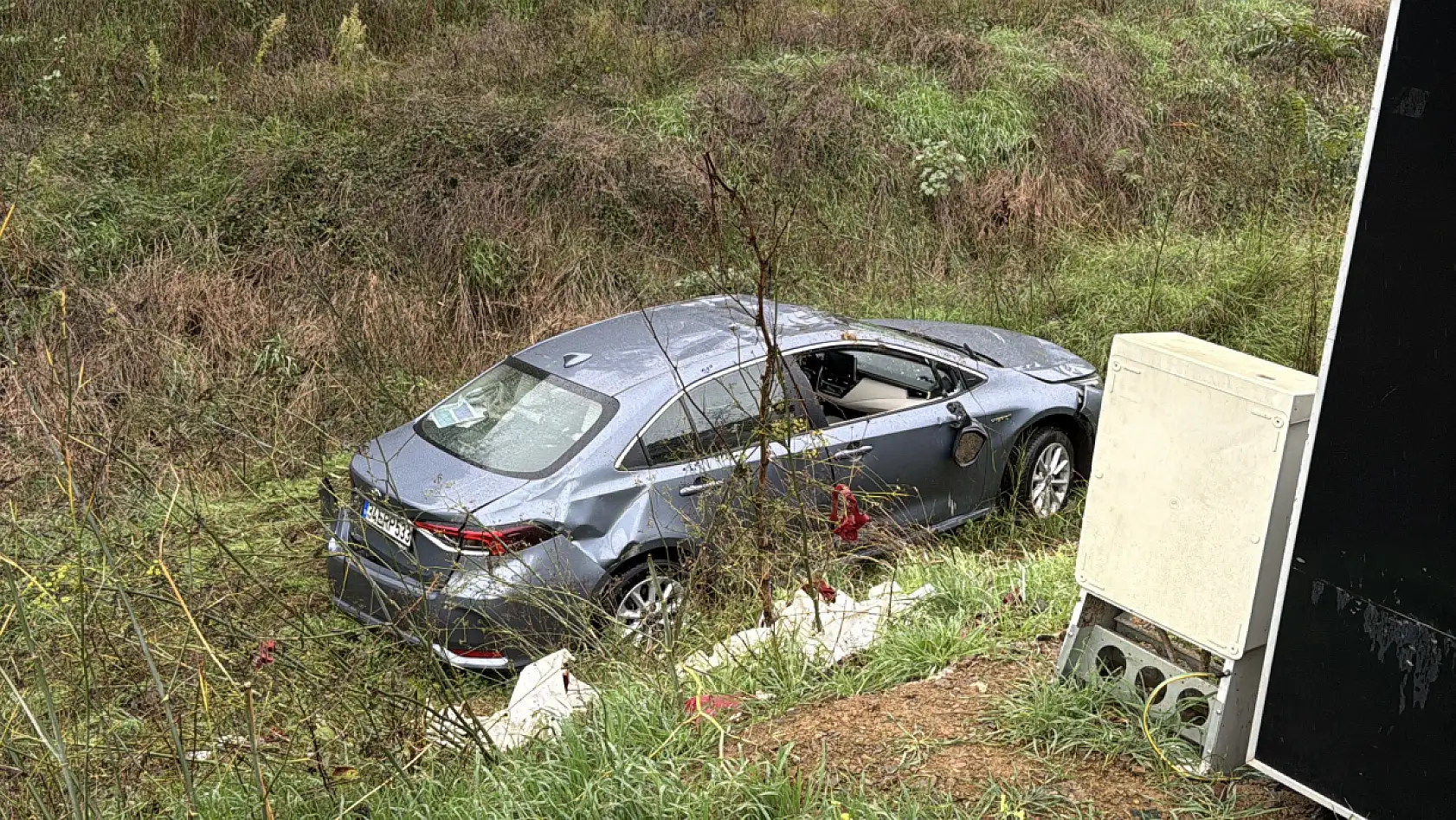 Takla atan araç şarampole uçtu