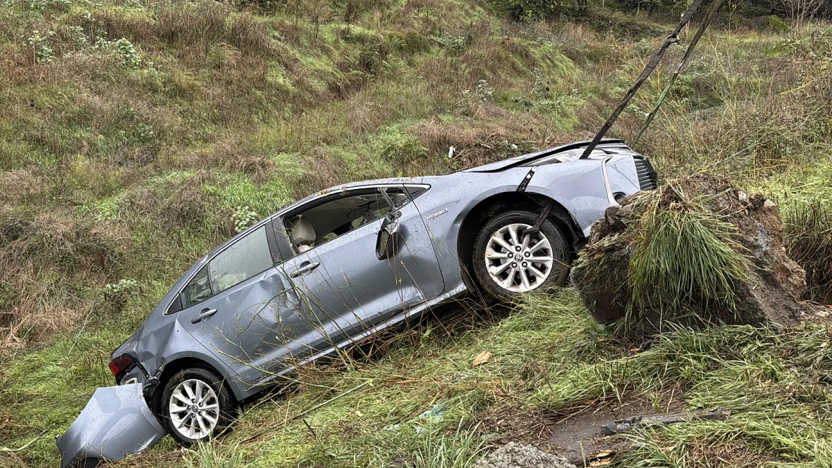 Takla atan araç şarampole uçtu