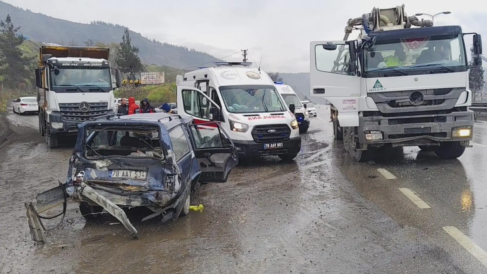 Beton mikseri otomobille çarpıştı: 1'i çocuk 5 kişi yaralandı