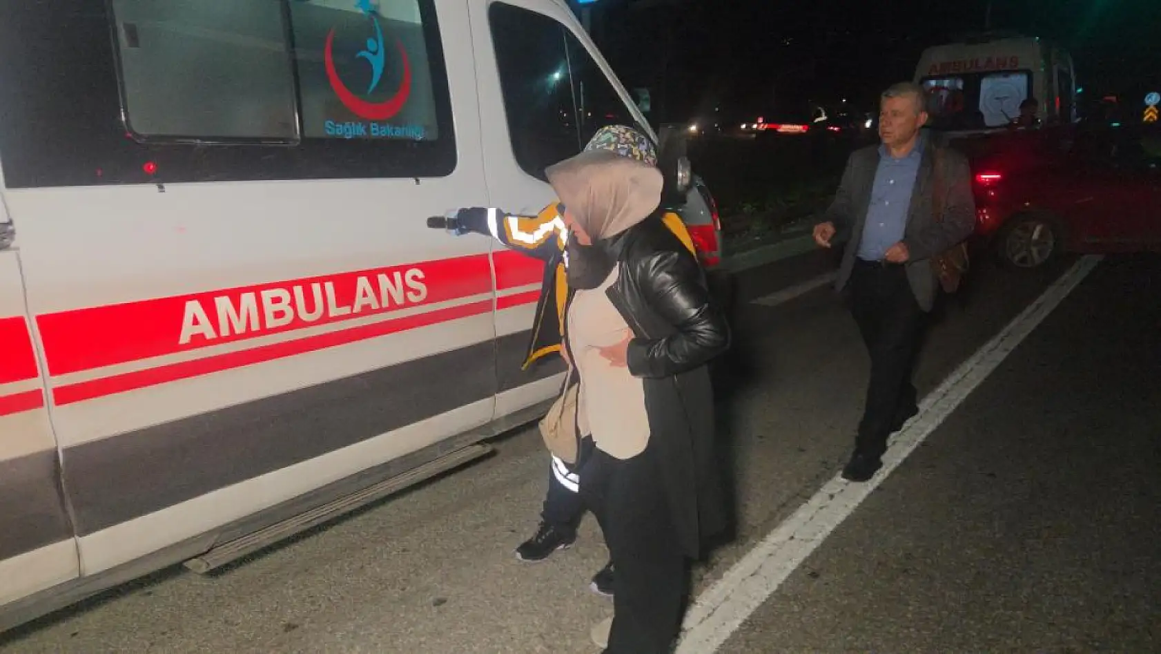 Kırmızı ışıkta duran otomobile arkadan çarptı: 1'i çocuk 5 yaralı