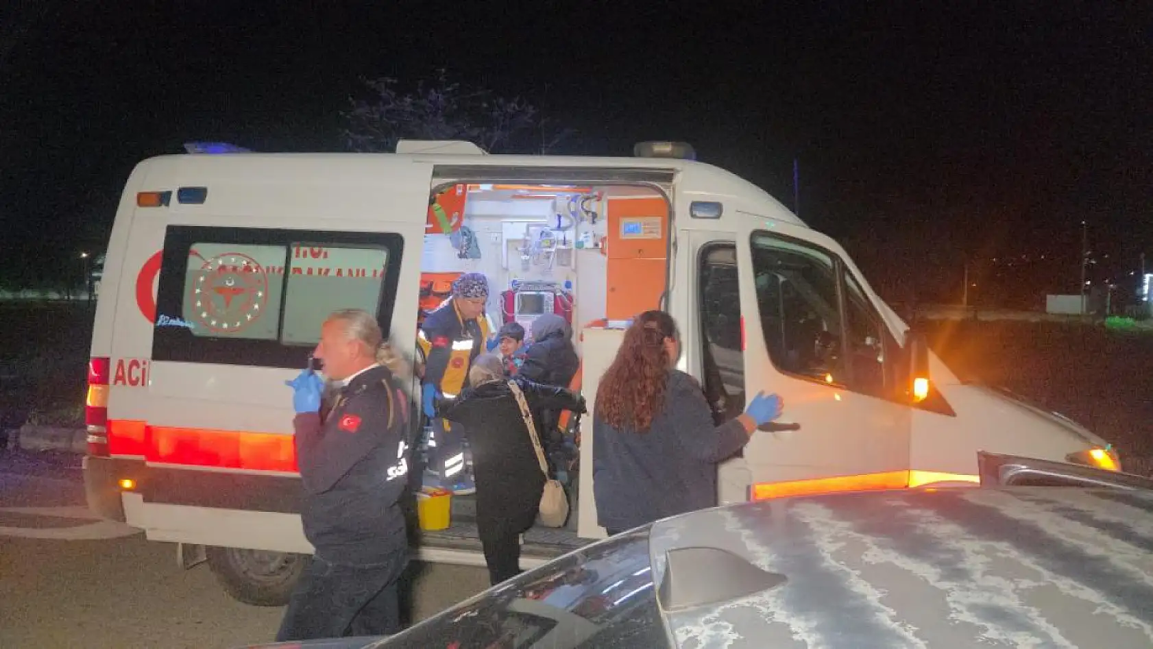 Kırmızı ışıkta duran otomobile arkadan çarptı: 1'i çocuk 5 yaralı