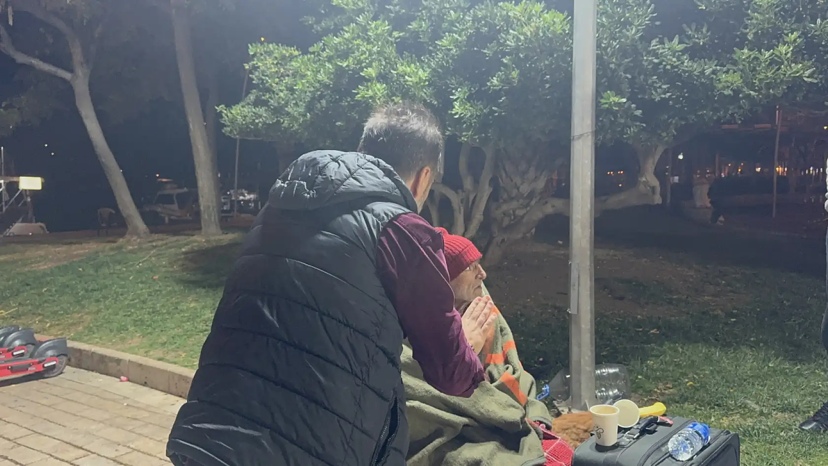 Marmaris'te 70 yaşındaki Kıbrıs gazisi saatler süren ikna çabalarının ardından aparta yerleştirildi