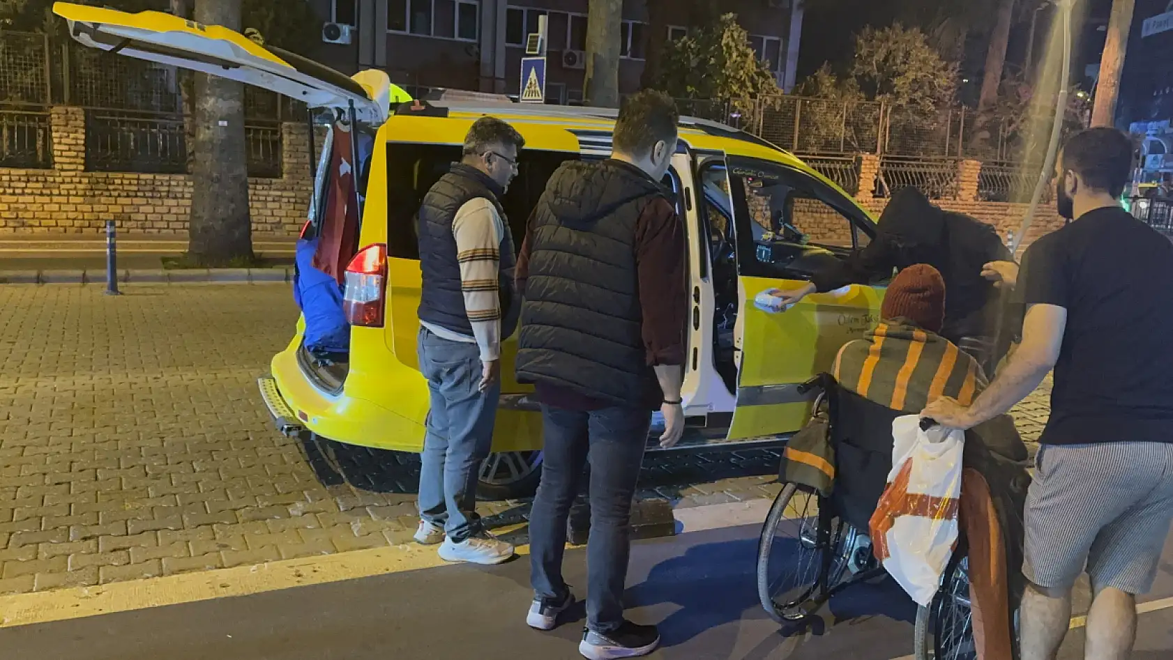 Marmaris'te 70 yaşındaki Kıbrıs gazisi saatler süren ikna çabalarının ardından aparta yerleştirildi