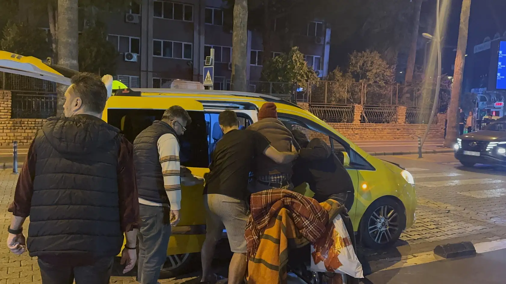 Marmaris'te 70 yaşındaki Kıbrıs gazisi saatler süren ikna çabalarının ardından aparta yerleştirildi