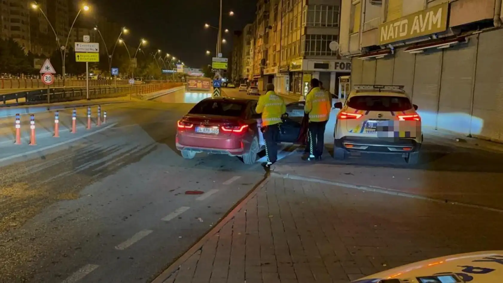 Ehliyetsiz sürücünün otomobilini almaya gelen şahıs da ehliyetsiz çıktı