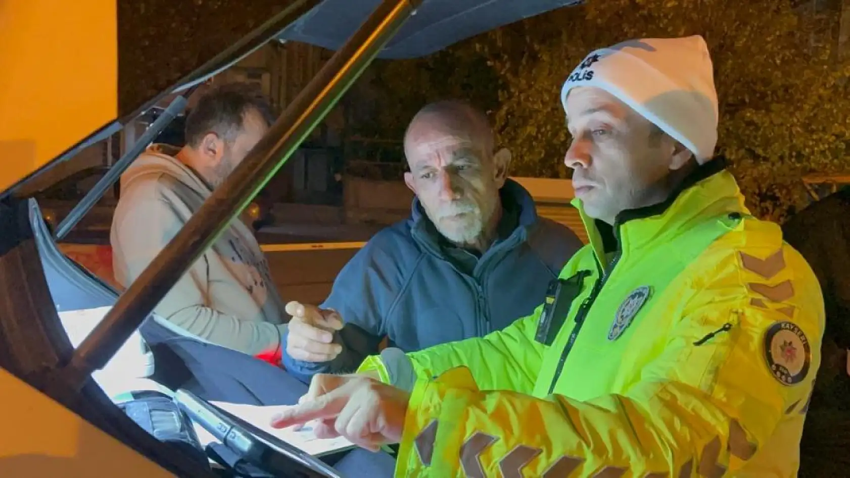 Ehliyetsiz sürücünün otomobilini almaya gelen şahıs da ehliyetsiz çıktı