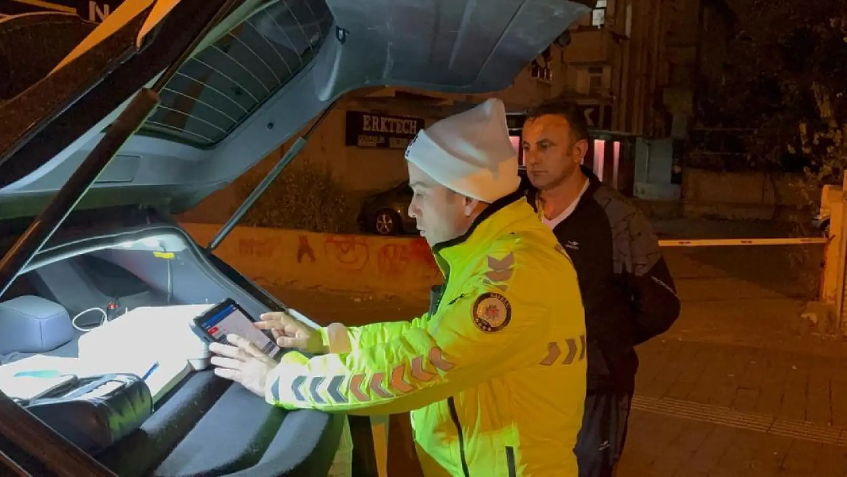 Ehliyetsiz sürücünün otomobilini almaya gelen şahıs da ehliyetsiz çıktı