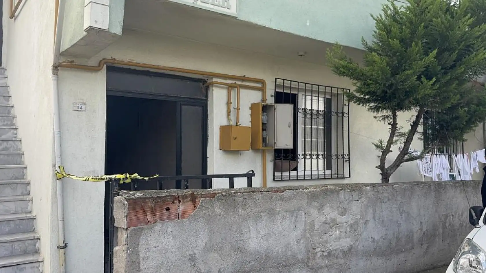 Evde çıkan yangında 2 yaşındaki çocuk hayatını kaybetti, 4 kişi dumandan etkilendi