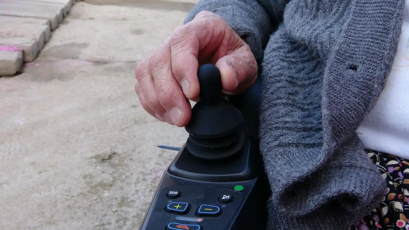 75 yaşına kadar bütün hayatını pembeye boyadı, akülü arabasına gücü yetmedi