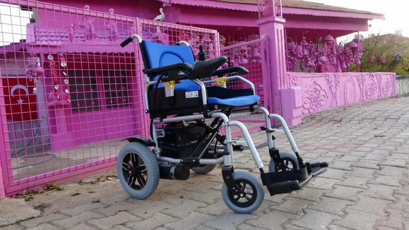 75 yaşına kadar bütün hayatını pembeye boyadı, akülü arabasına gücü yetmedi