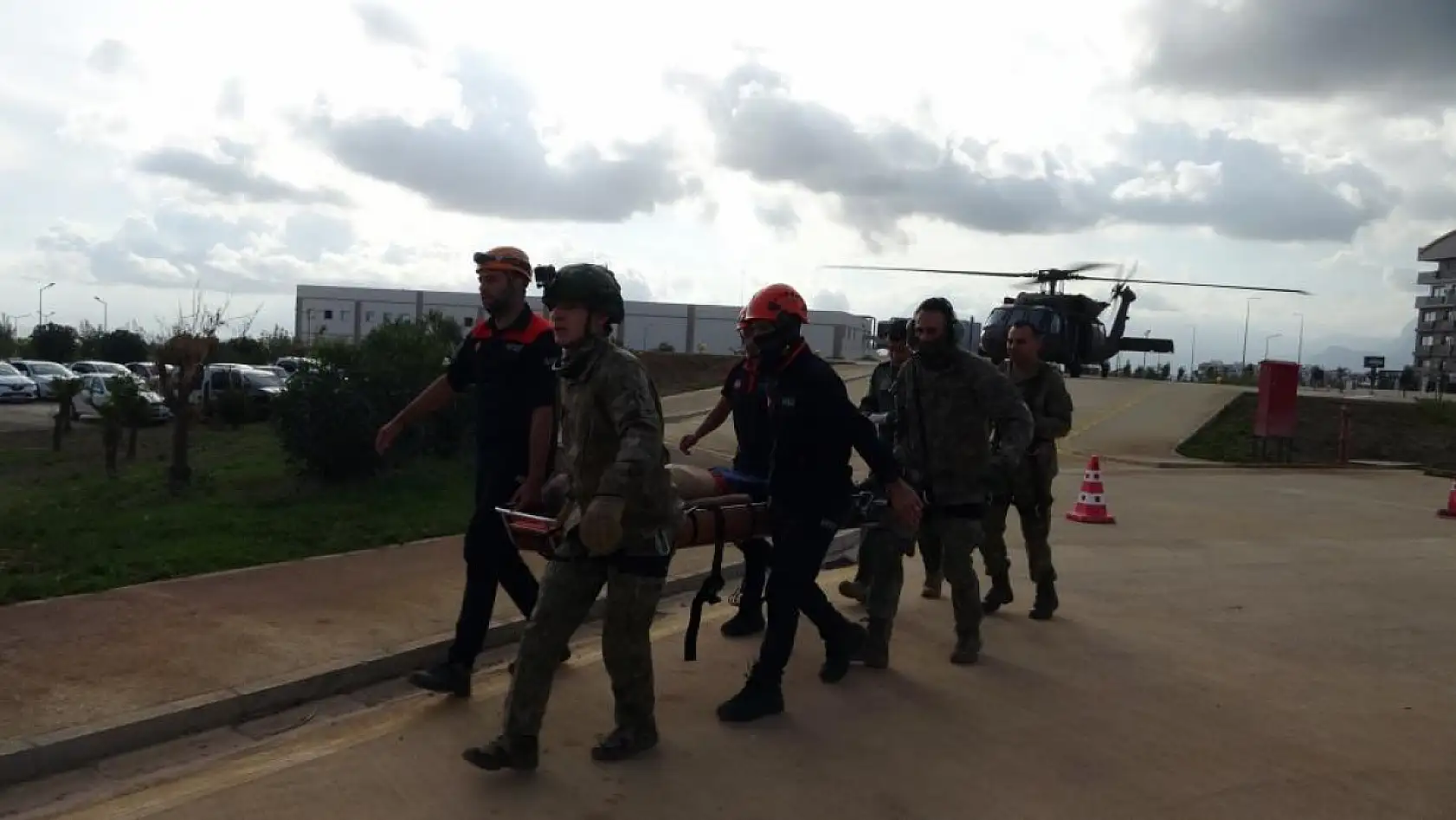 Dağın zirvesinde fenalaşınca ekiplerin kurtarmak için seferber olduğu adam hayatını kaybetti