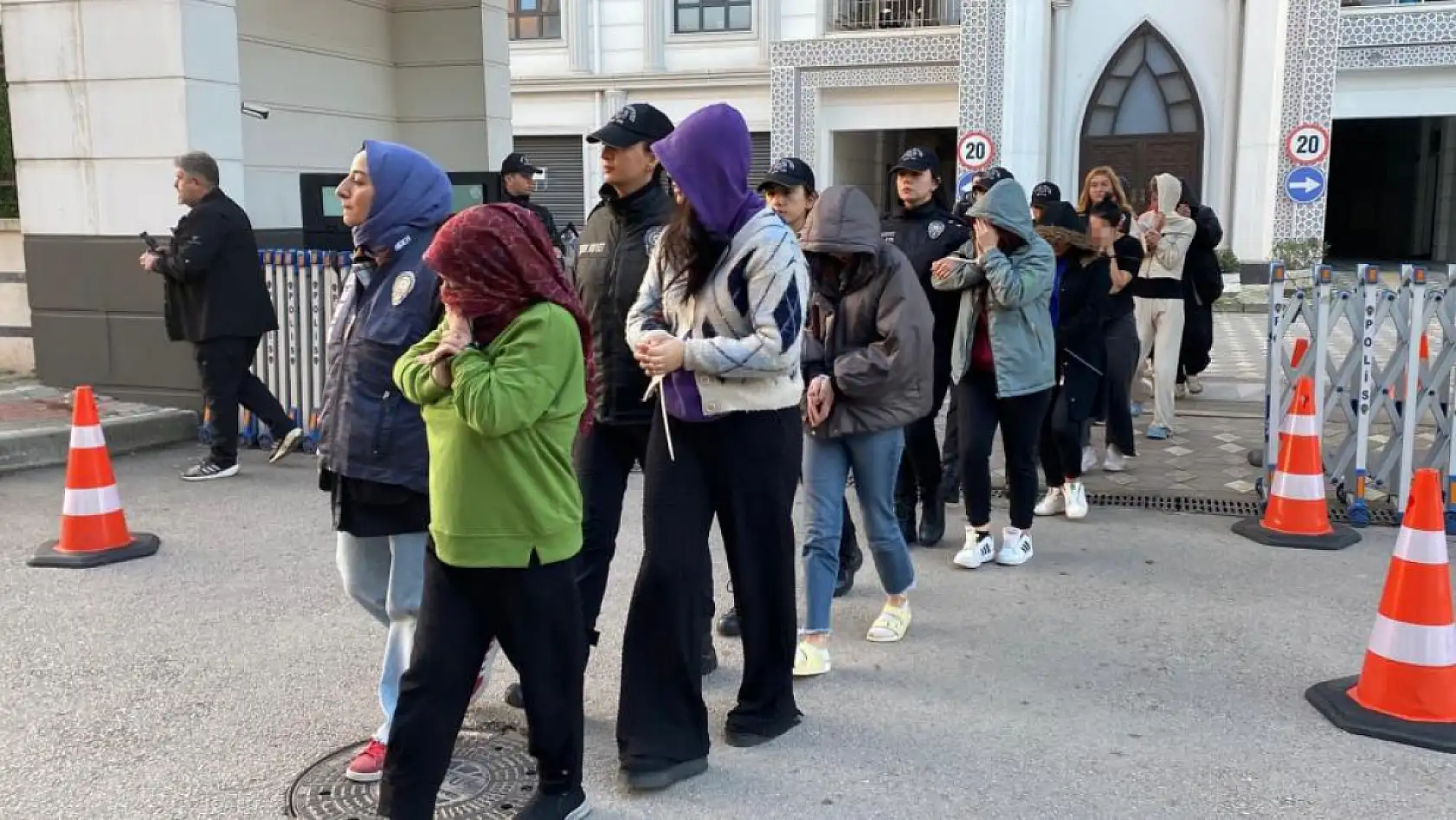 'Sahte bungalov' çetesine dev operasyon: Hesaplarında 35 milyon TL hareketlilik tespit edildi