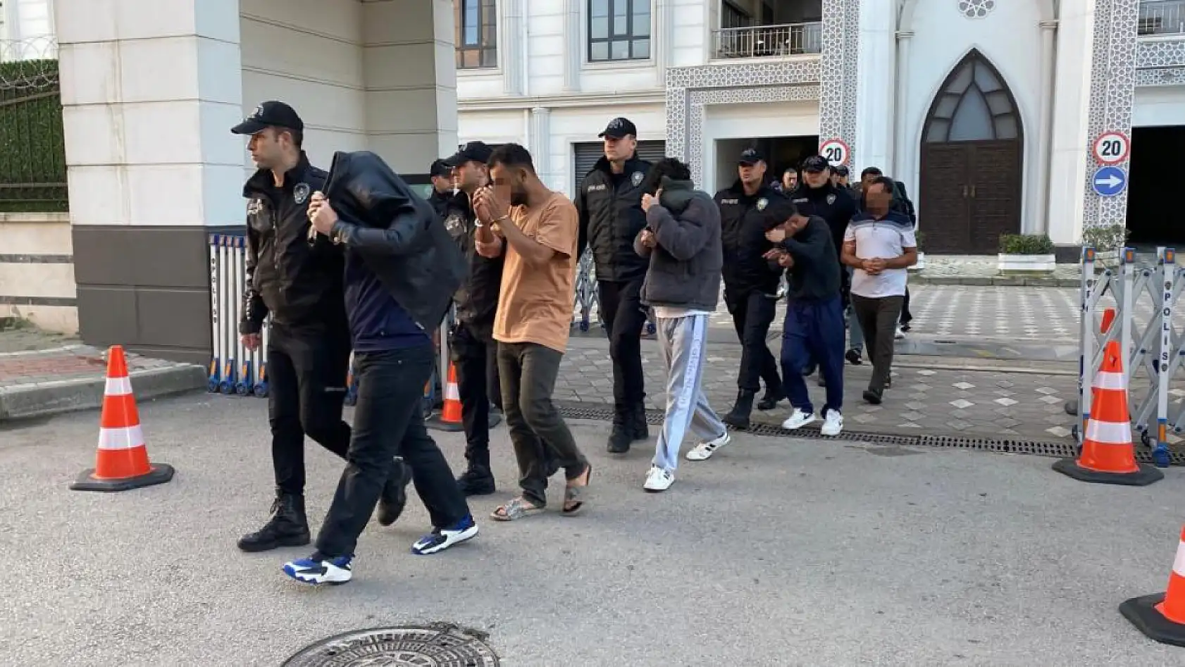 'Sahte bungalov' çetesine dev operasyon: Hesaplarında 35 milyon TL hareketlilik tespit edildi