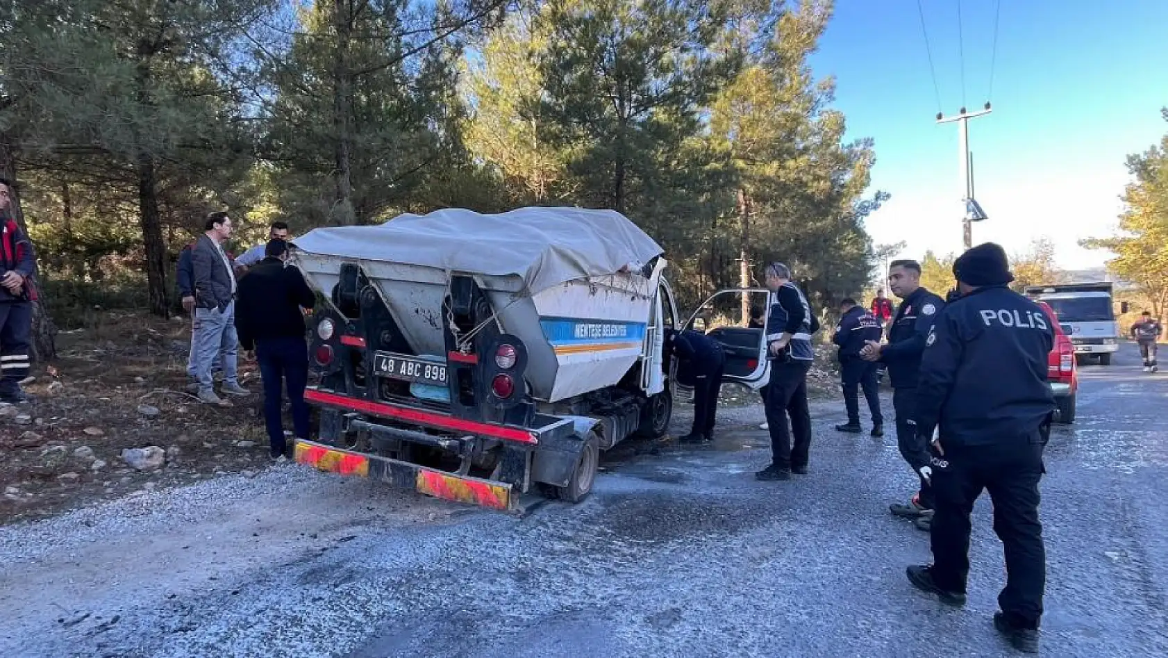 Menteşe'de Çöp Kamyoneti Motorundan Alev Aldı