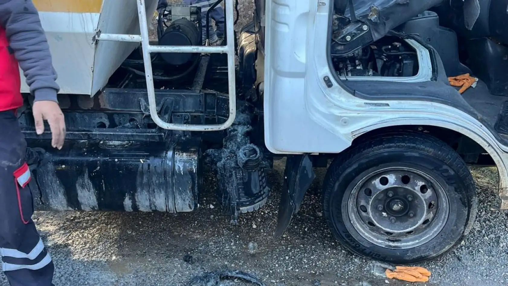 Menteşe'de Çöp Kamyoneti Motorundan Alev Aldı