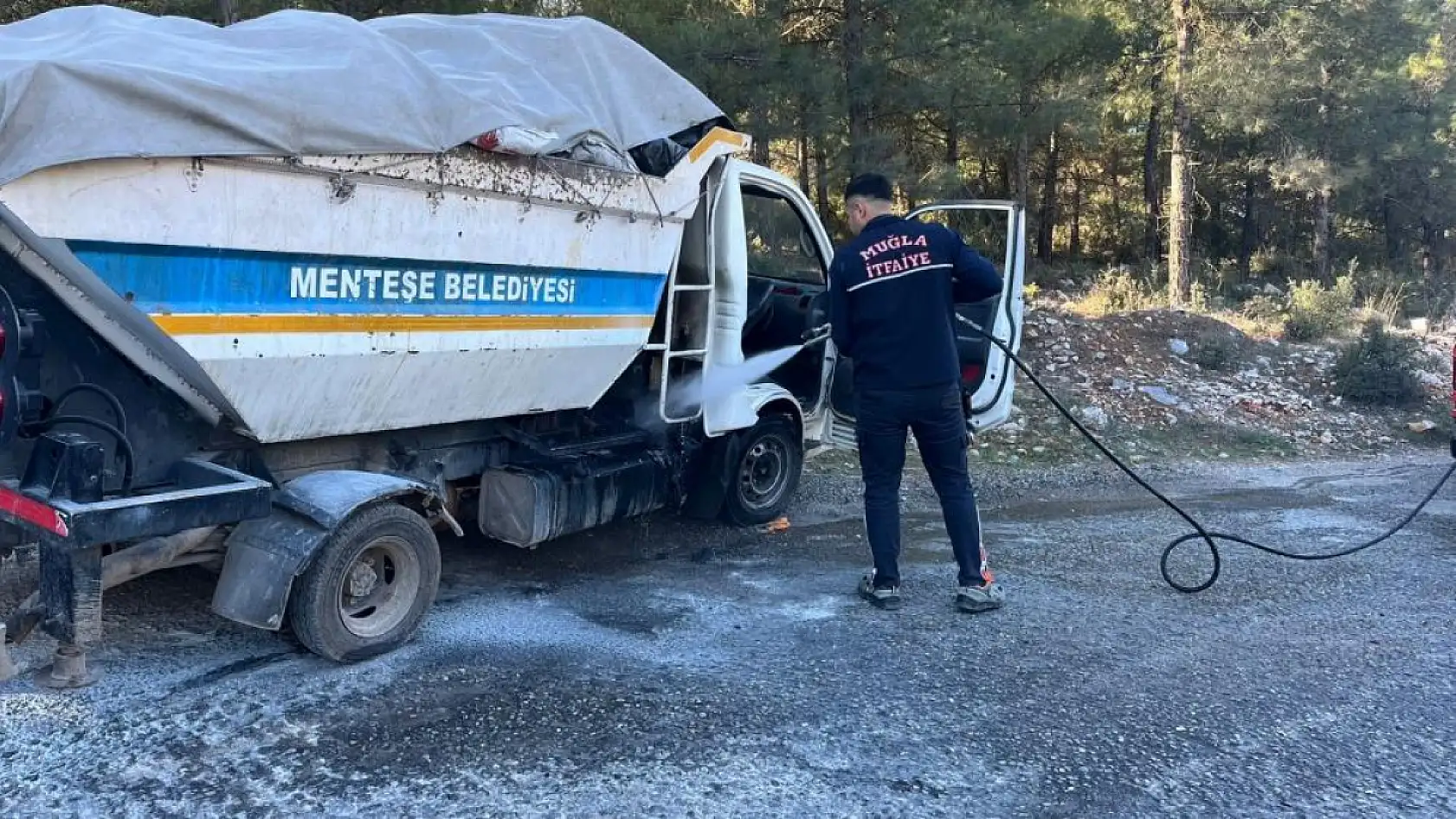 Menteşe'de Çöp Kamyoneti Motorundan Alev Aldı