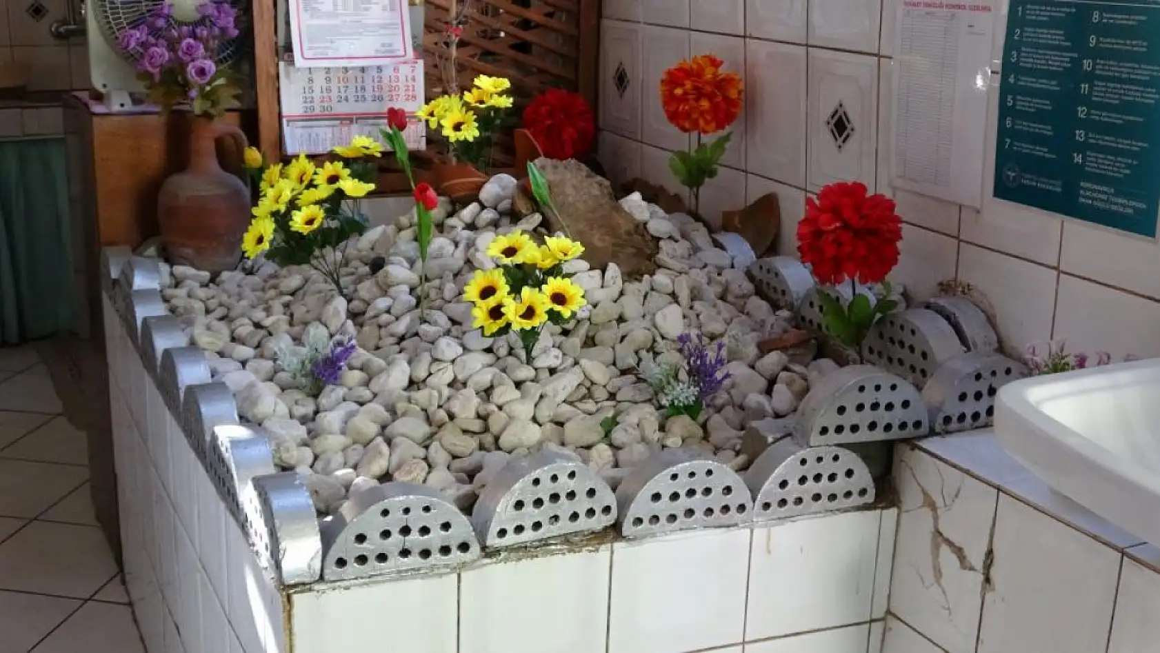 Pide yemeye gelip salondaki mezarlık başında dua ederek ayrılıyorlar