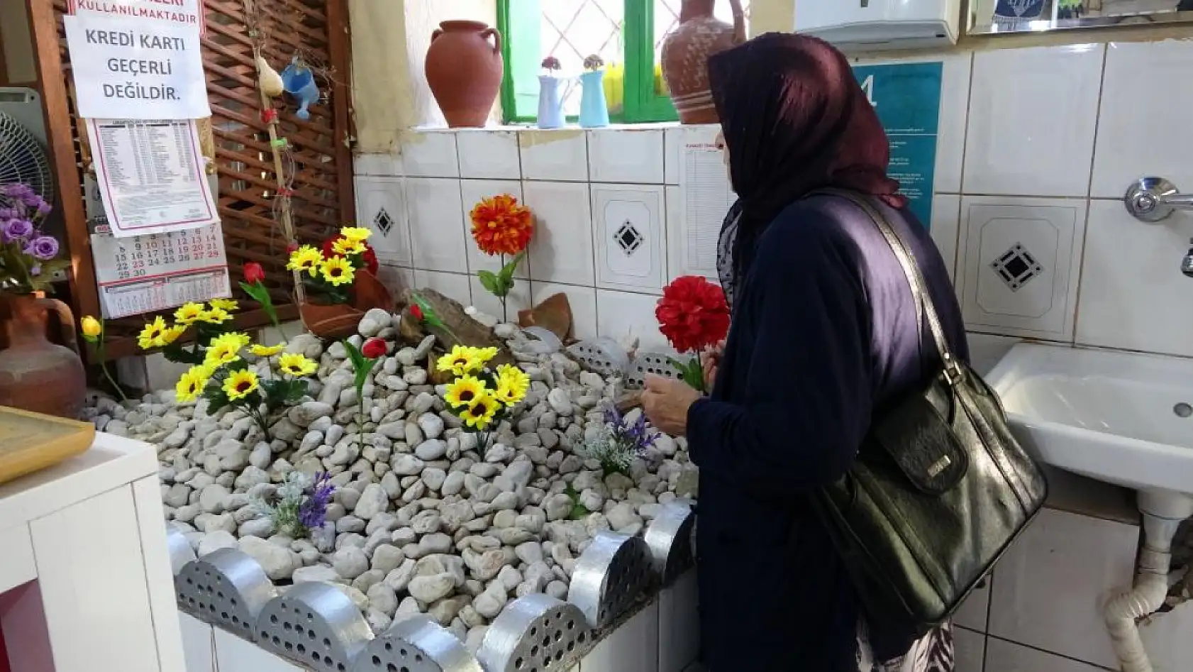 Pide yemeye gelip salondaki mezarlık başında dua ederek ayrılıyorlar