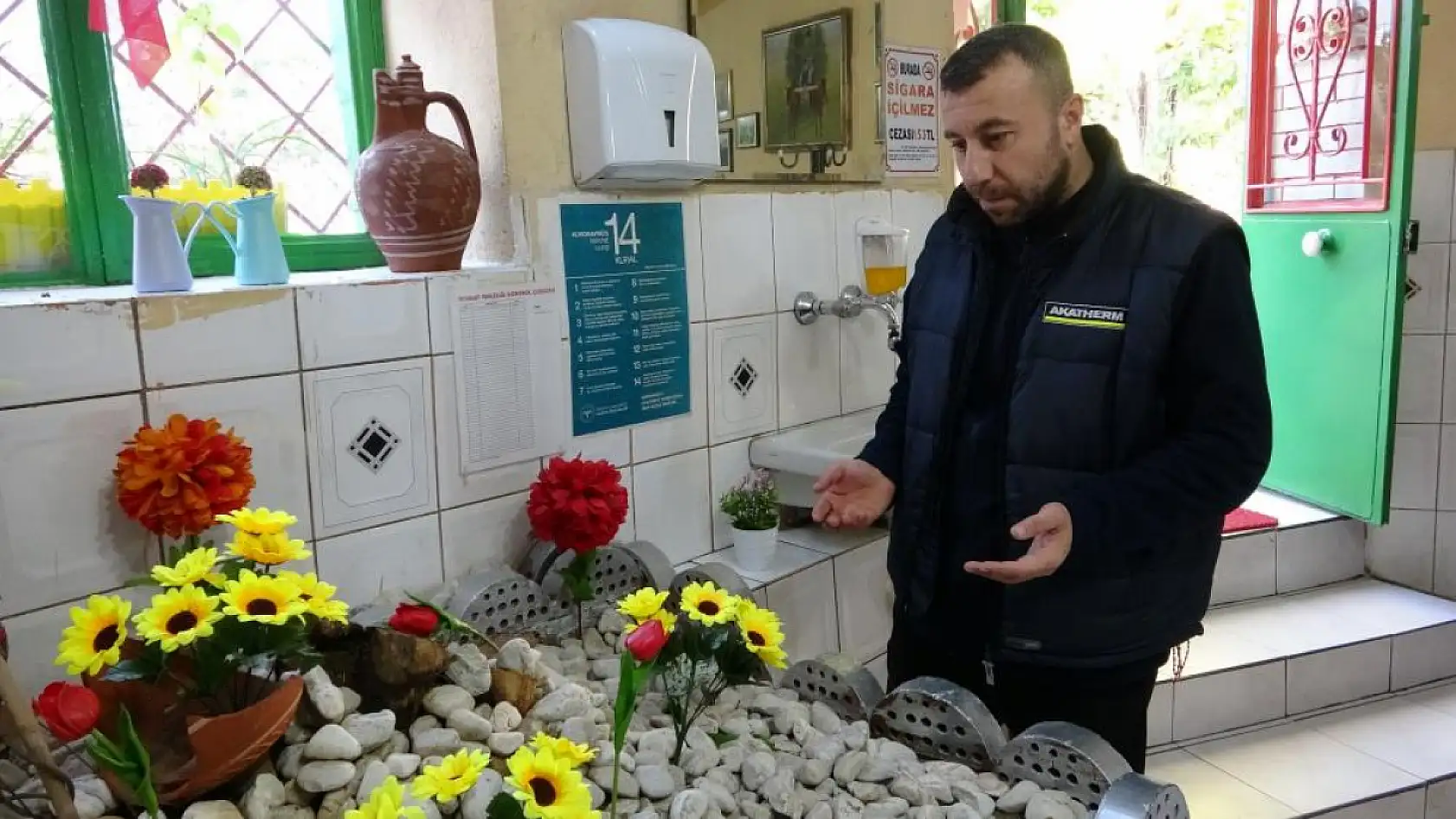 Pide yemeye gelip salondaki mezarlık başında dua ederek ayrılıyorlar