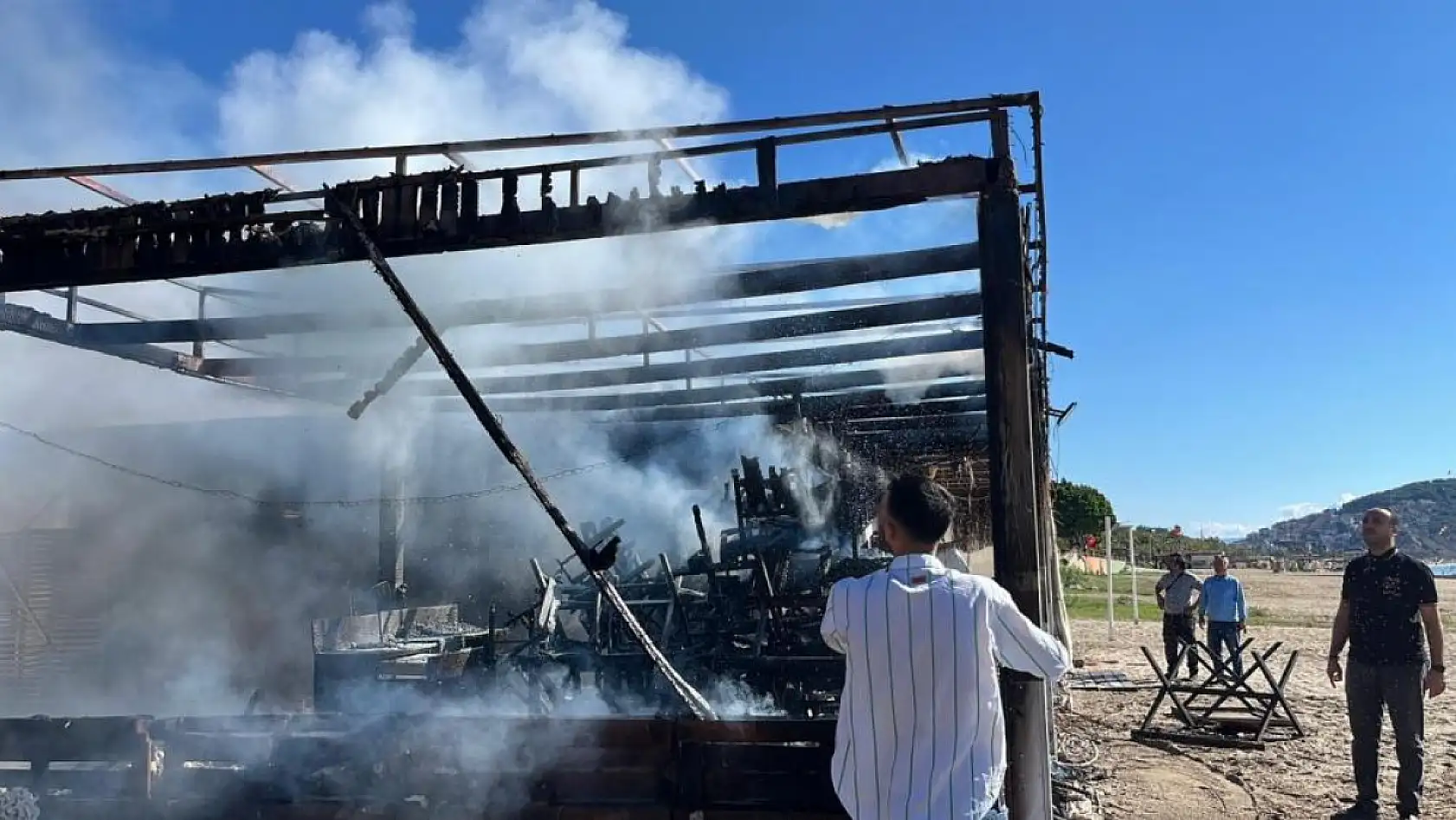 Plaj büfesi alev alev yandı