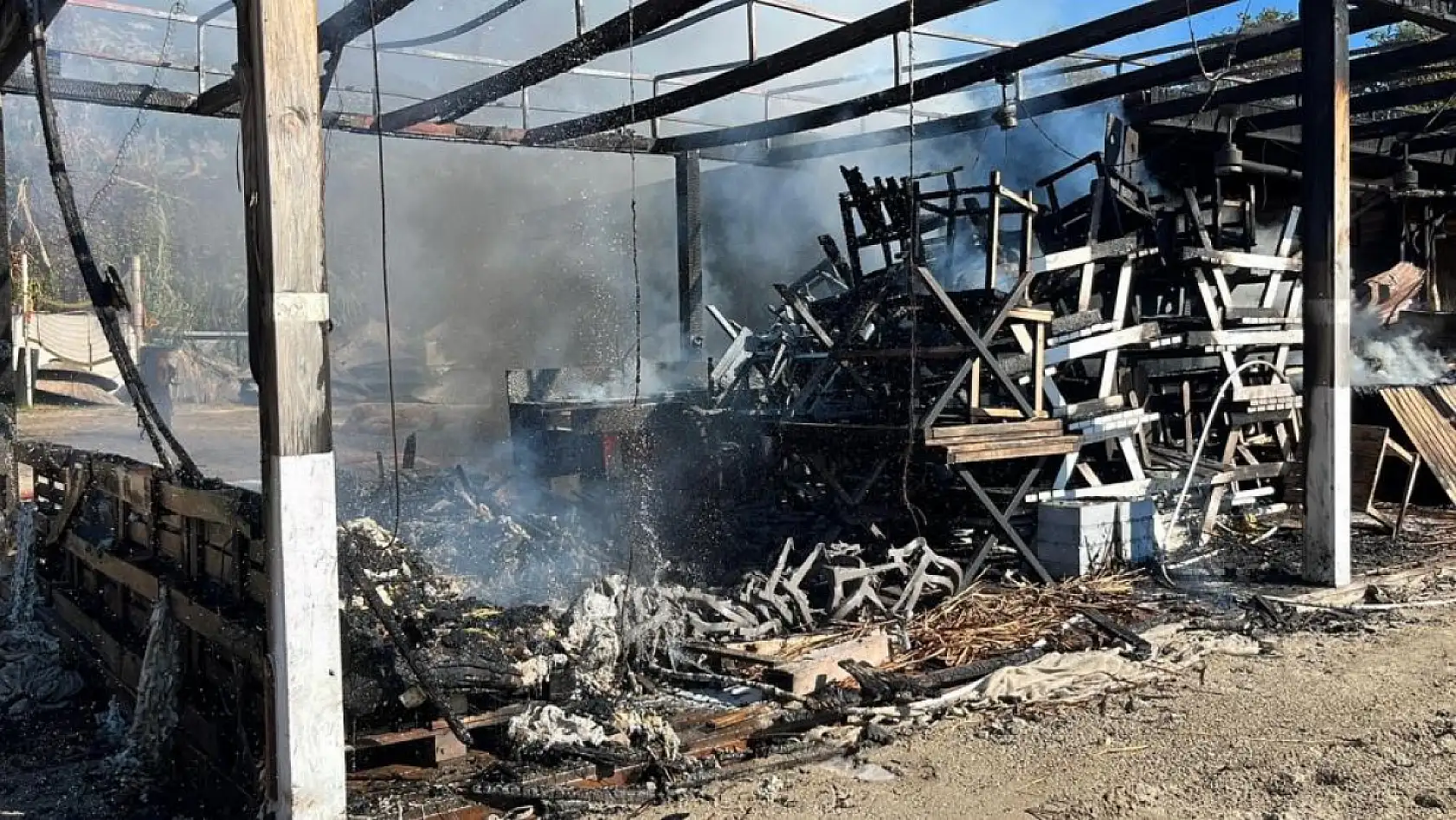 Plaj büfesi alev alev yandı