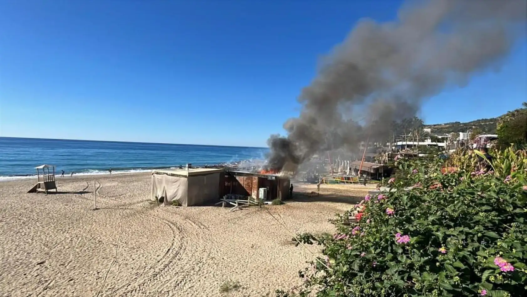 Plaj büfesi alev alev yandı