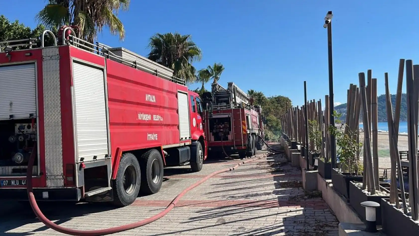 Plaj büfesi alev alev yandı