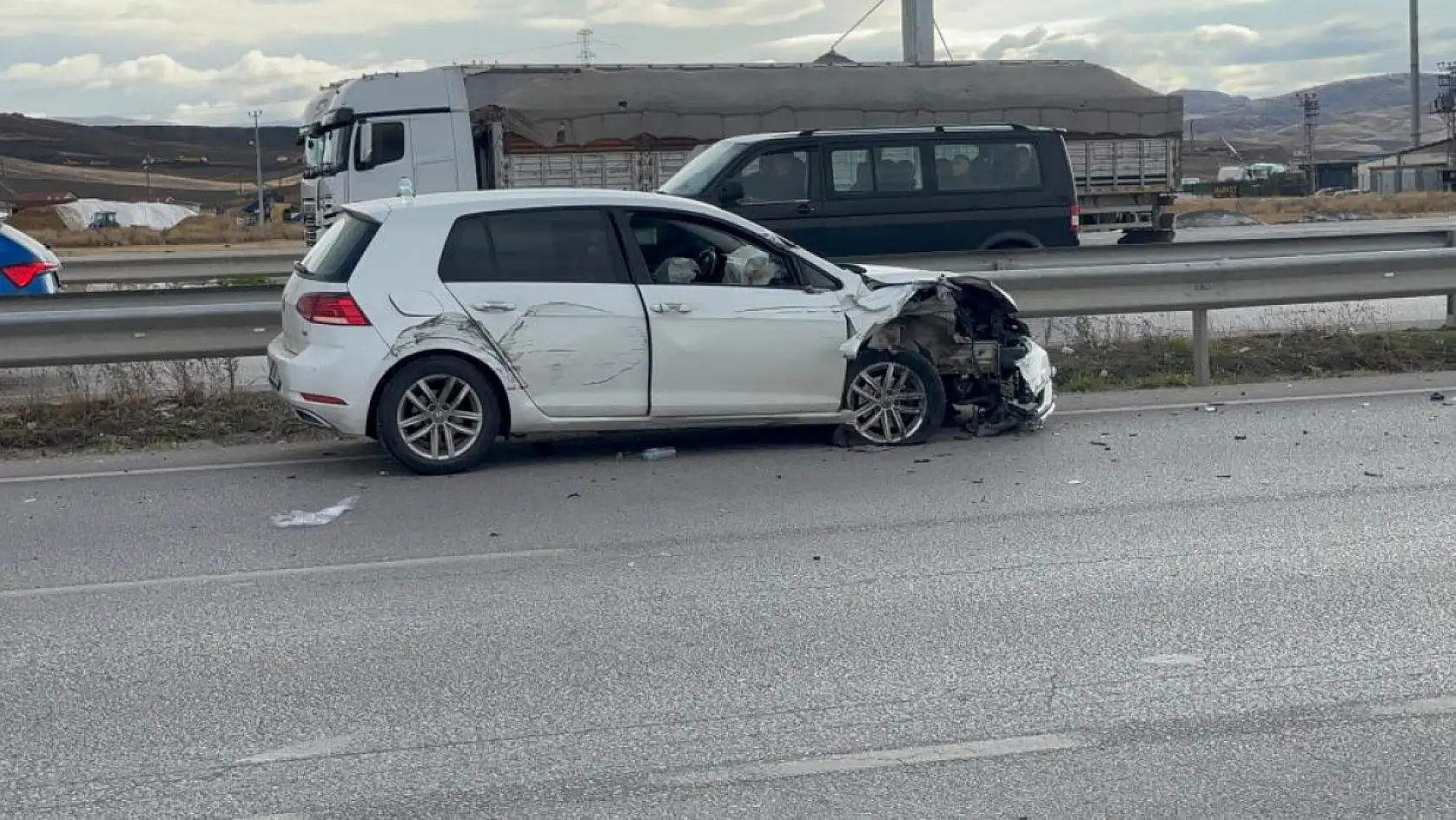 Tırın otomobili sıkıştırdığıı kazada: 1 yaralı