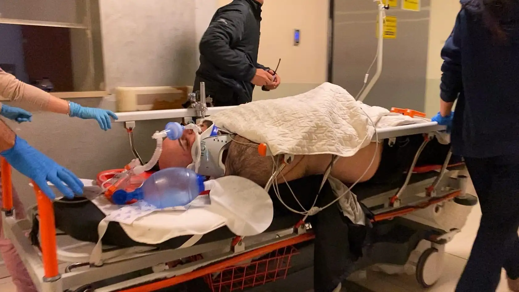 Çarpışmanın etkisiyle başını kaldırıma vurdu, ağır yaralandı