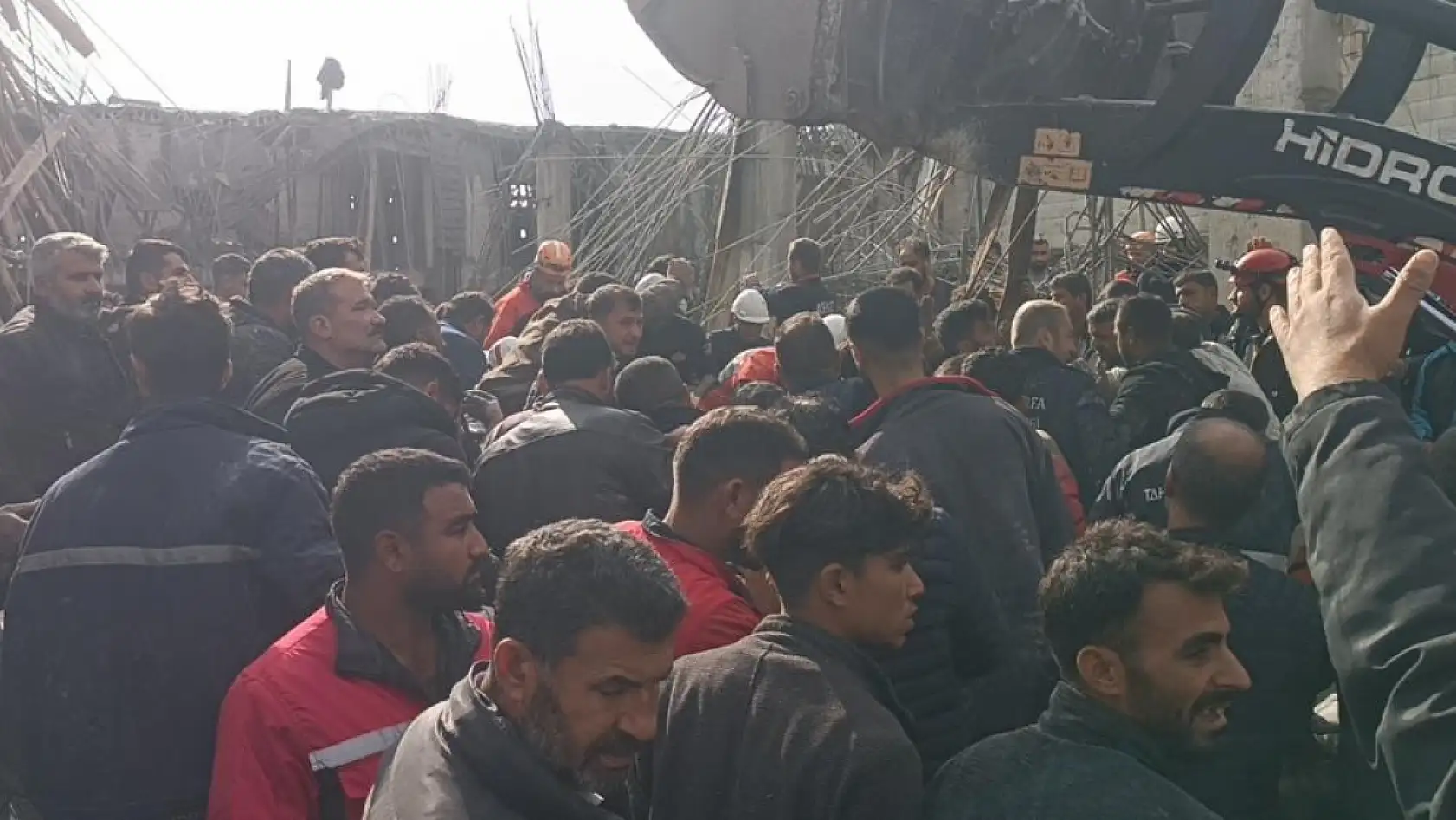 Göçük altından çıkarılan 2 çocuk işçi kurtarılamadı