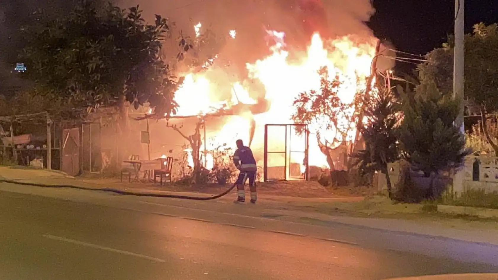 Hobi bahçesindeki baraka alev alev yandı